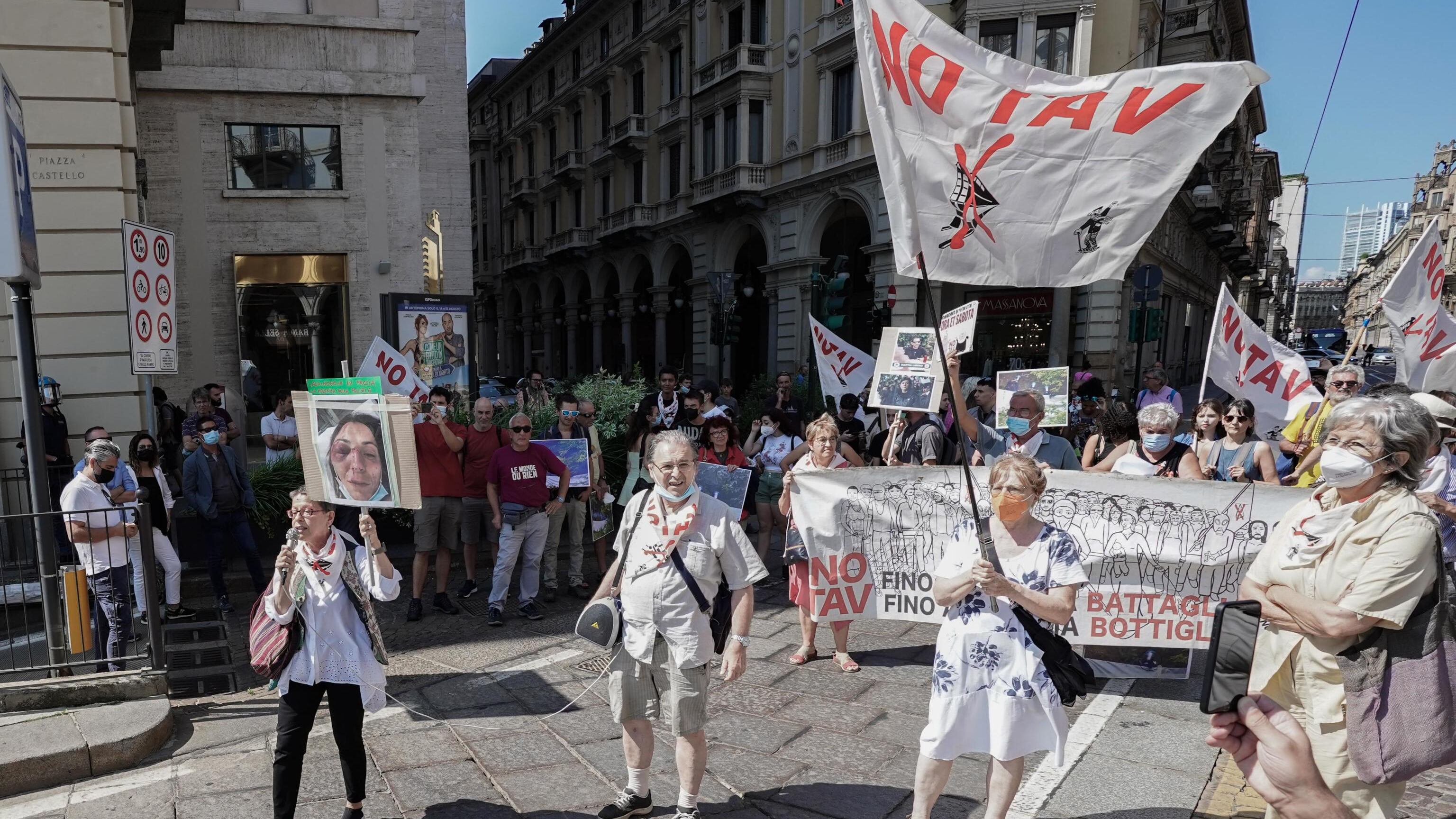 Scontri, sabotaggi e agenti feriti: le violenze di anarchici e No Tav