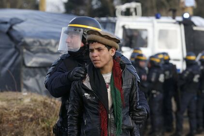 Al via tra gli scontri lo sgombero della Giungla 7
