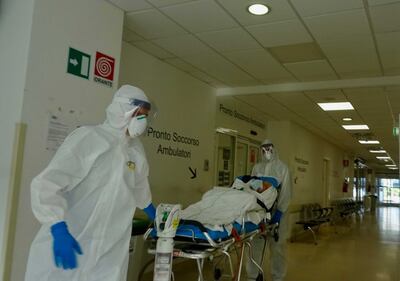 Paziente positivo al Covid trasportato nel reparto di terapia intensiva dell'ospedale di Trieste