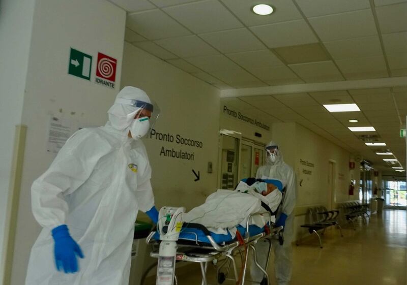 Paziente positivo al Covid trasportato nel reparto di terapia intensiva dell'ospedale di Trieste