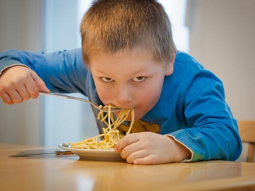 Italia, un bambino su tre è in sovrappeso o obeso. Record europeo