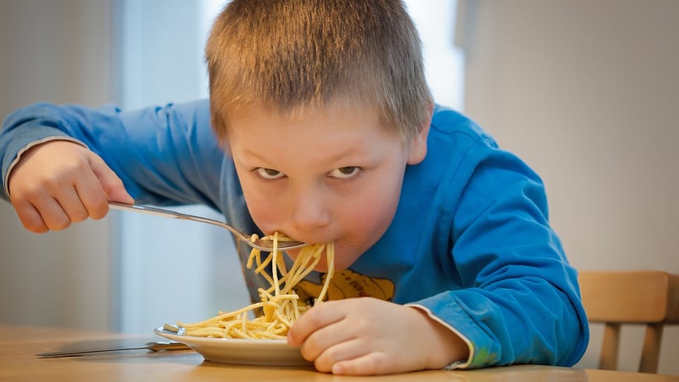 Italia, un bambino su tre è in sovrappeso o obeso. Record europeo