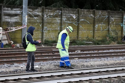 Bologna, operaio investito sui binari: il sopralluogo della polizia dopo la tragedia 4