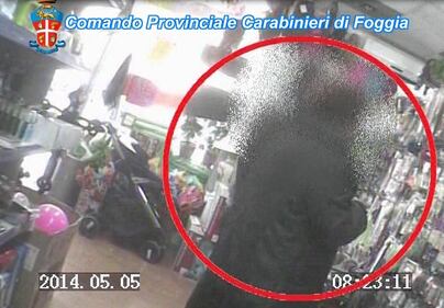 Alcuni fotogrammi dei video che incastrano gli impiegati 1