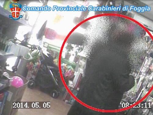 Alcuni fotogrammi dei video che incastrano gli impiegati