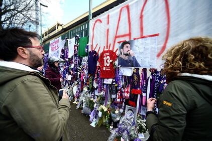 L'ultimo saluto ad Astori: i tifosi della Fiorentina in massa a Coverciano 5