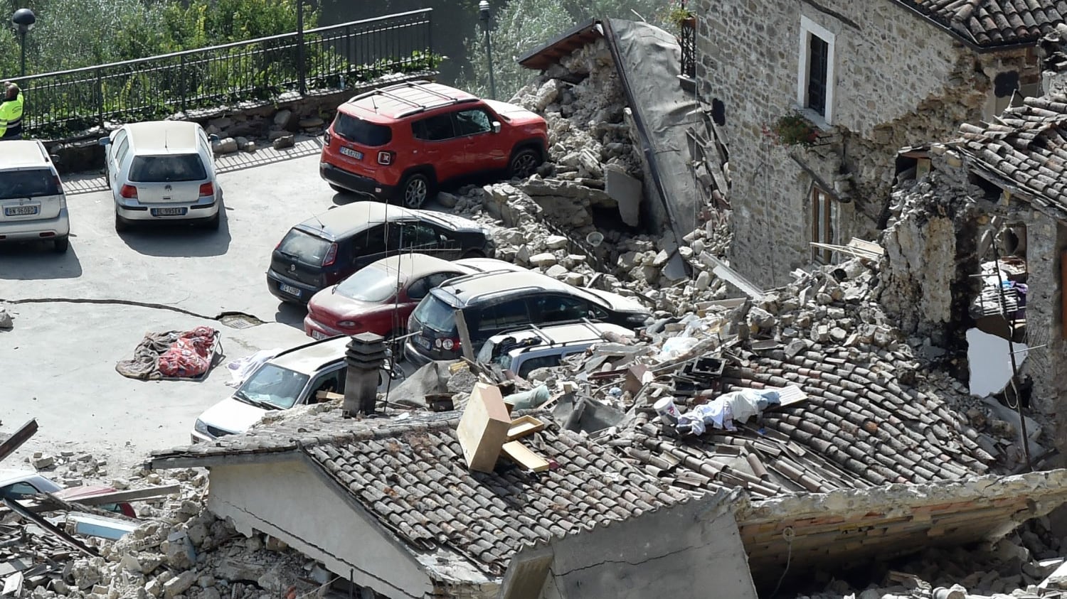 Terremoto, Renzi: "L'Italia piange, ma mostra un cuore grande"