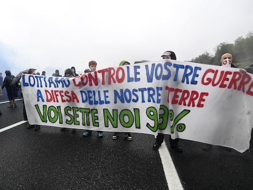 Torino, blitz anti-G7 in tangenziale: traffico in tilt