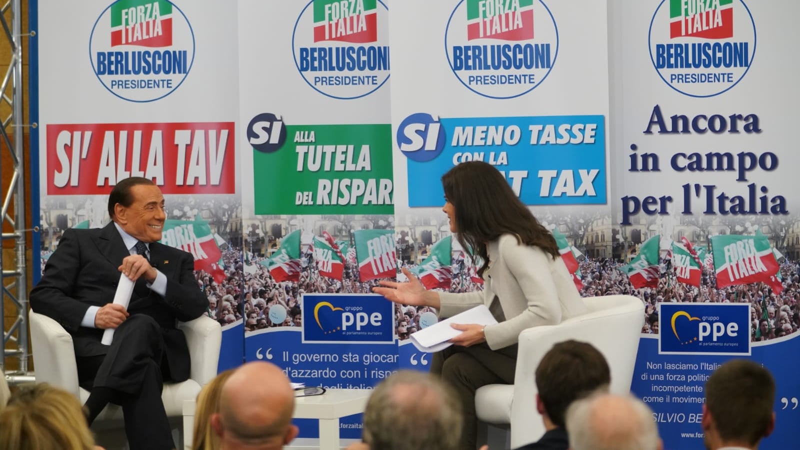 "Governo incapace: deve andare a casa. I grillini? Manco sanno pulire i cessi"