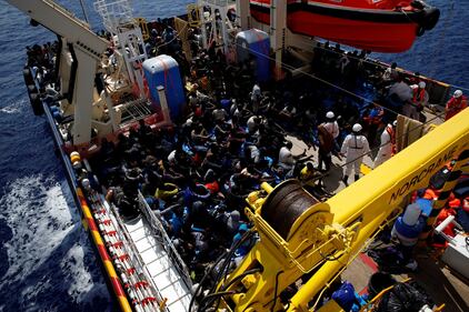 Migranti, il lavoro dei soccorritori nel Mediterraneo 9