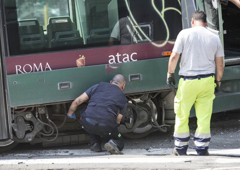 Roma, auto e tram si scontrano: tre feriti 9
