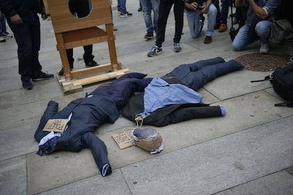 G7 Torino: manifestanti inscenano ghigliottina 1