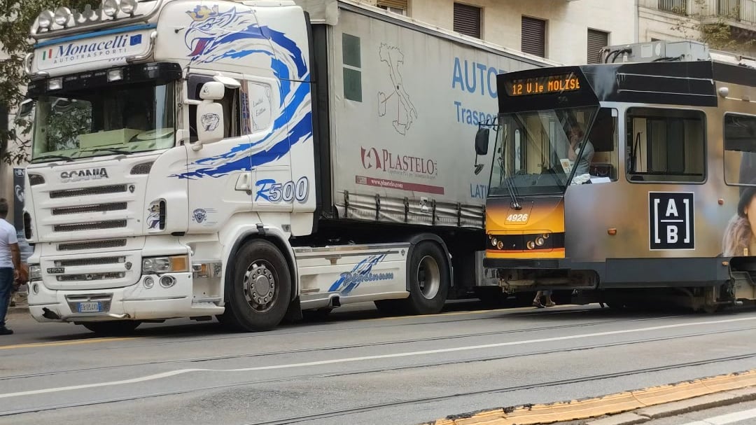 Tram bloccati, caos e disagi: spostarsi a Milano è un'impresa