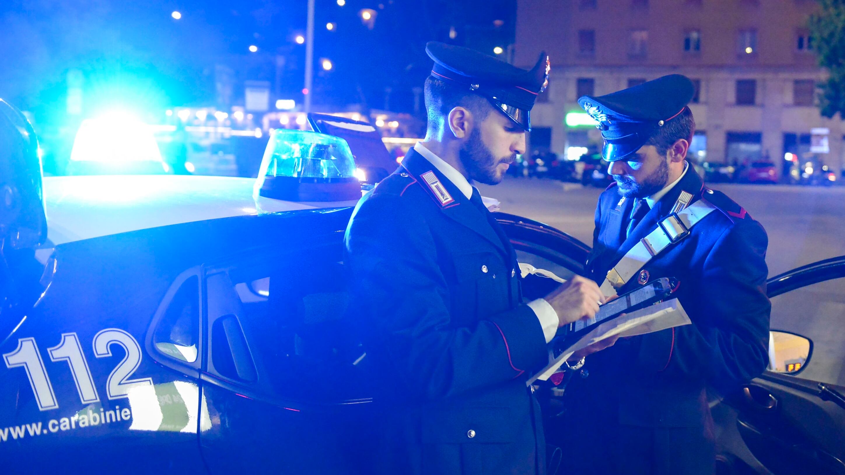 Fuga su un’auto rubata termina contro le transenne