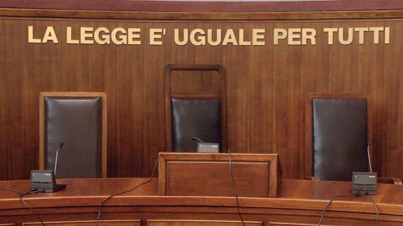Lo accusano di aver palpeggiato una donna. E lui: "Ho la mano ad artiglio, è un deficit"