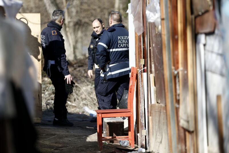 Roma, i vigili sgomberano una baraccopoli abusiva a Ponte Marconi 3