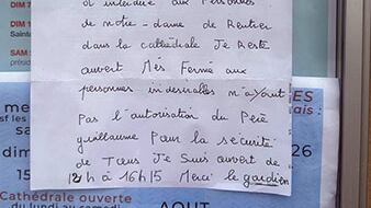 "Vietato l'accesso in chiesa". Fedeli cacciati perché recitano il rosario