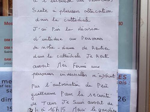 "Vietato l'accesso in chiesa". Fedeli cacciati perché recitano il rosario