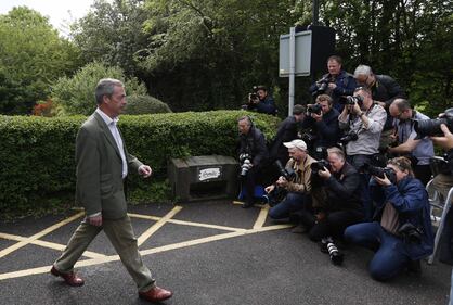  Europee, Farage vota al seggio di Cudham 9