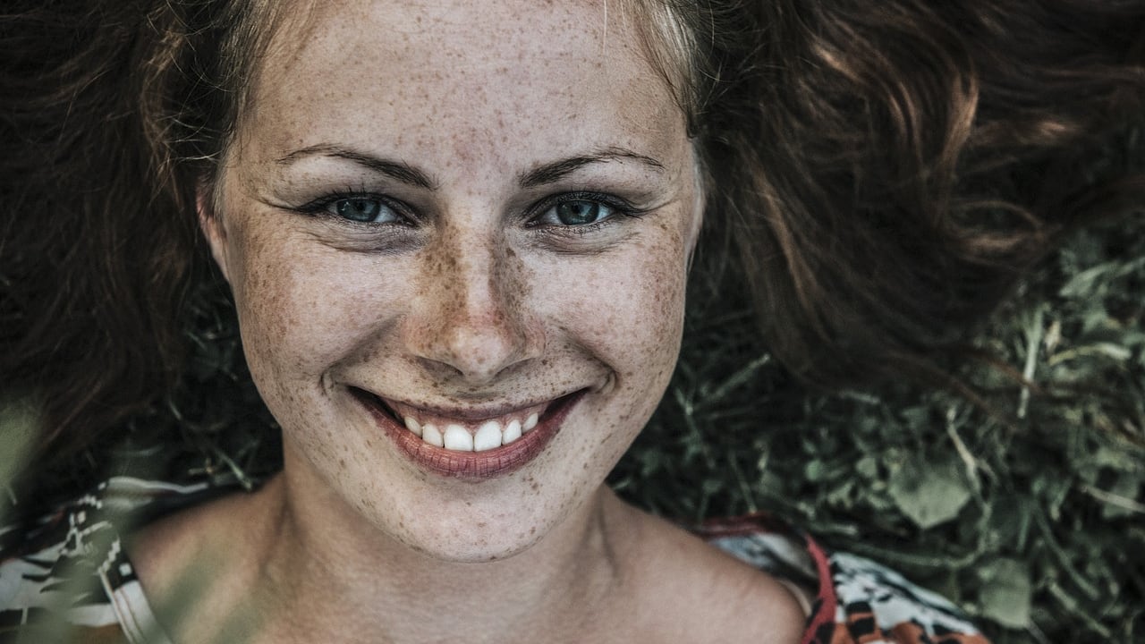 Lentiggini: il nuovo trend di bellezza passa per i tatuaggi