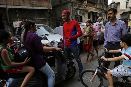 Lo Spiderman indiano a caccia di voti 2