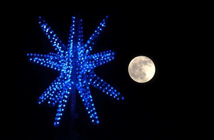 Milano, Luna piena e Albero di Natale 1