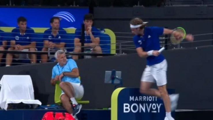 Tennis, follia Tsitsipas: rompe la racchetta e colpisce anche il padre