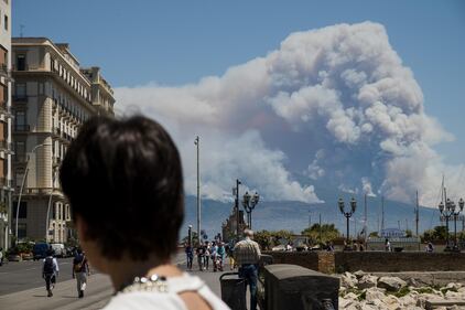 Le fiamme divampano sul Vesuvio 9