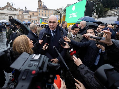 Truffa a nome di Crosetto, il ministro pronto a denunciare
