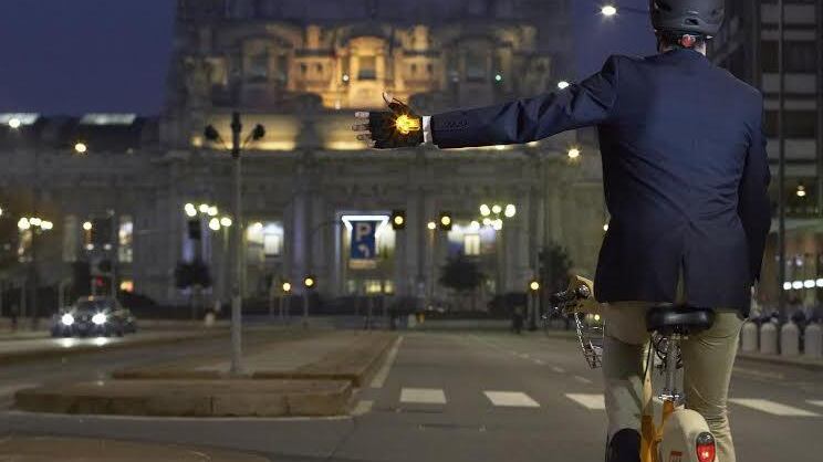 Ecco i guanti con le frecce per evitare incidenti in bici