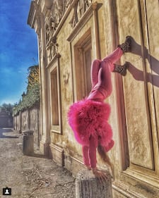 Naike Rivelli in biancheria appesa alle travi dell'hotel 19