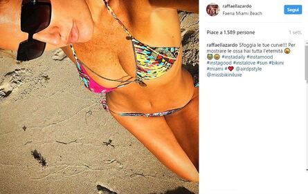 VIP in bikini per Pasqua 15