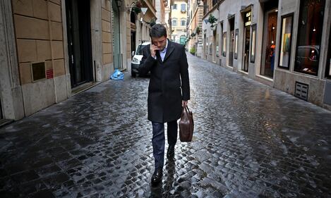 Renzi solo e pensoso verso la sede del Pd 4