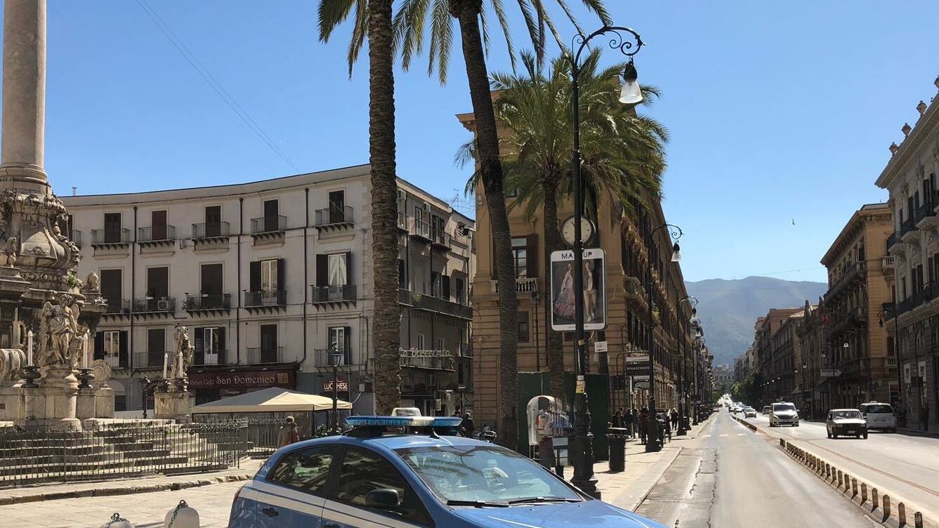 In tre la molestano, violenza ai danni di una turista di 23 anni