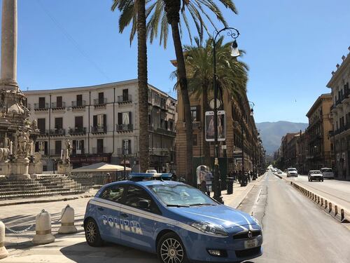 In tre la molestano, violenza ai danni di una turista di 23 anni