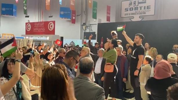 "Italia fascista e sionista". Blitz dei pro-Gaza nello stand con Sangiuliano
