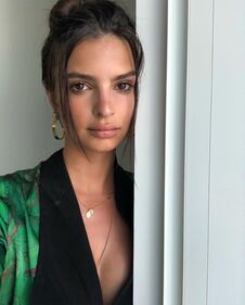 Emily Ratajkoswki, nudo totale sui social 19