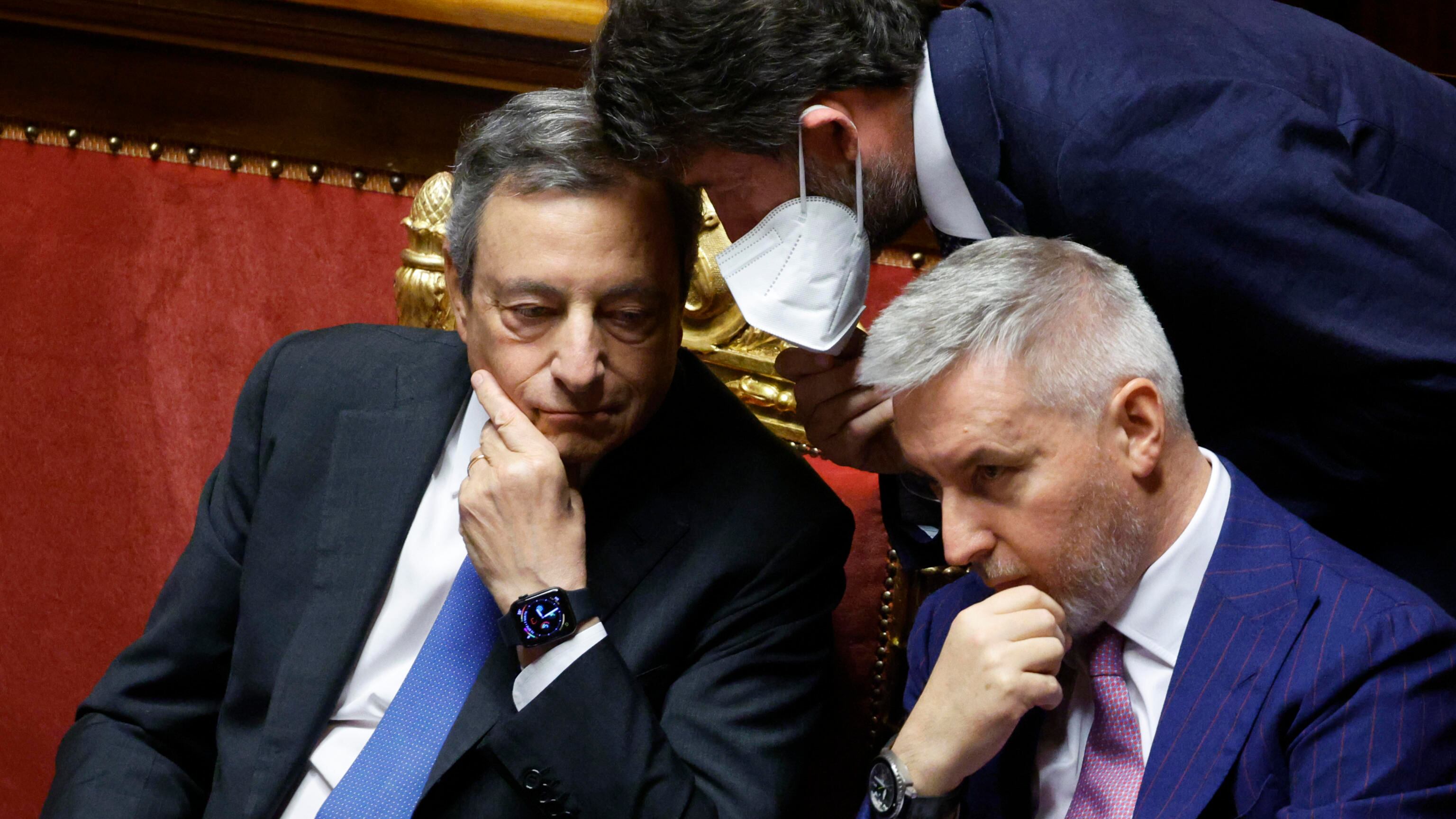 "Si è frantumato il patto che ci teneva insieme". Il centrodestra si astiene sulla fiducia