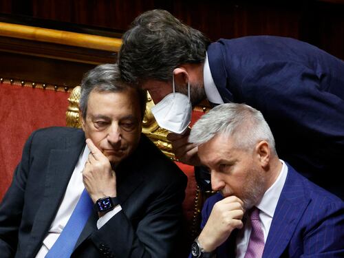"Si è frantumato il patto che ci teneva insieme". Il centrodestra si astiene sulla fiducia