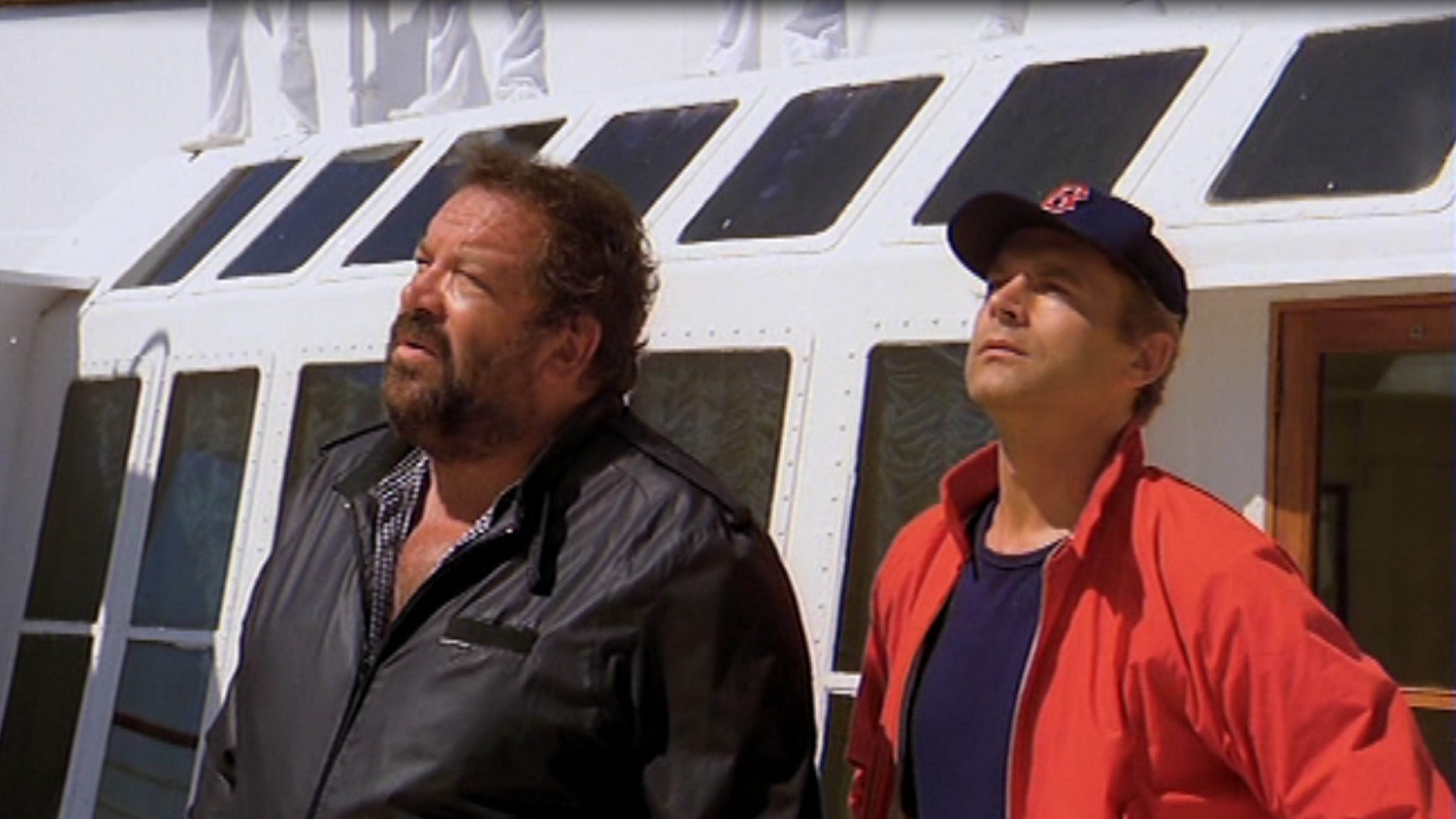 Nati con la camicia, così il film omaggia Bud Spencer e prende in giro 007