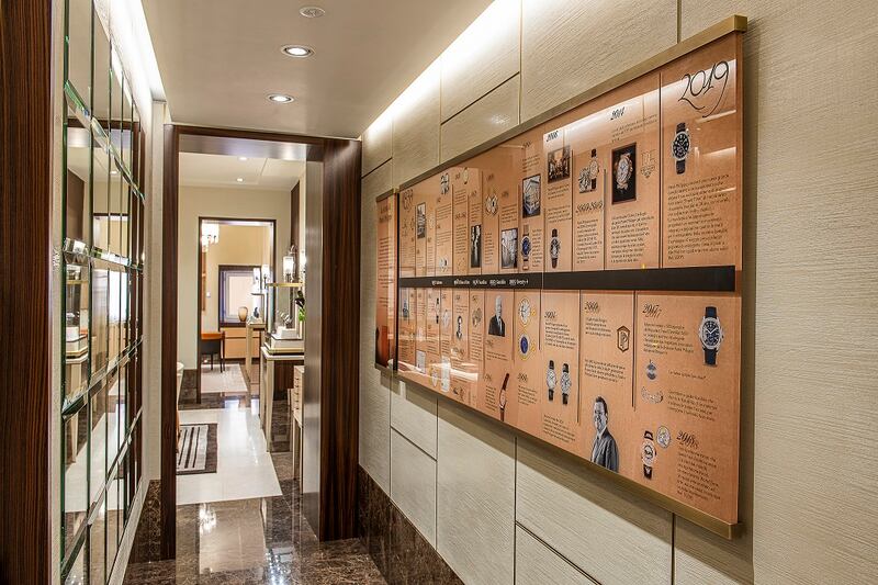 Boutique Patek Philippe a Roma. Corridoio con affissa la TimeLine che racconta la storia della collaborazione tra la Maison ginevrina e Hausmann & Co.