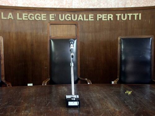 Saluto romano davanti ai clienti senegalesi: il giudice lo assolve