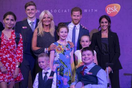 Meghan Markle e il Principe Harry tra i bimbi per beneficenza 11