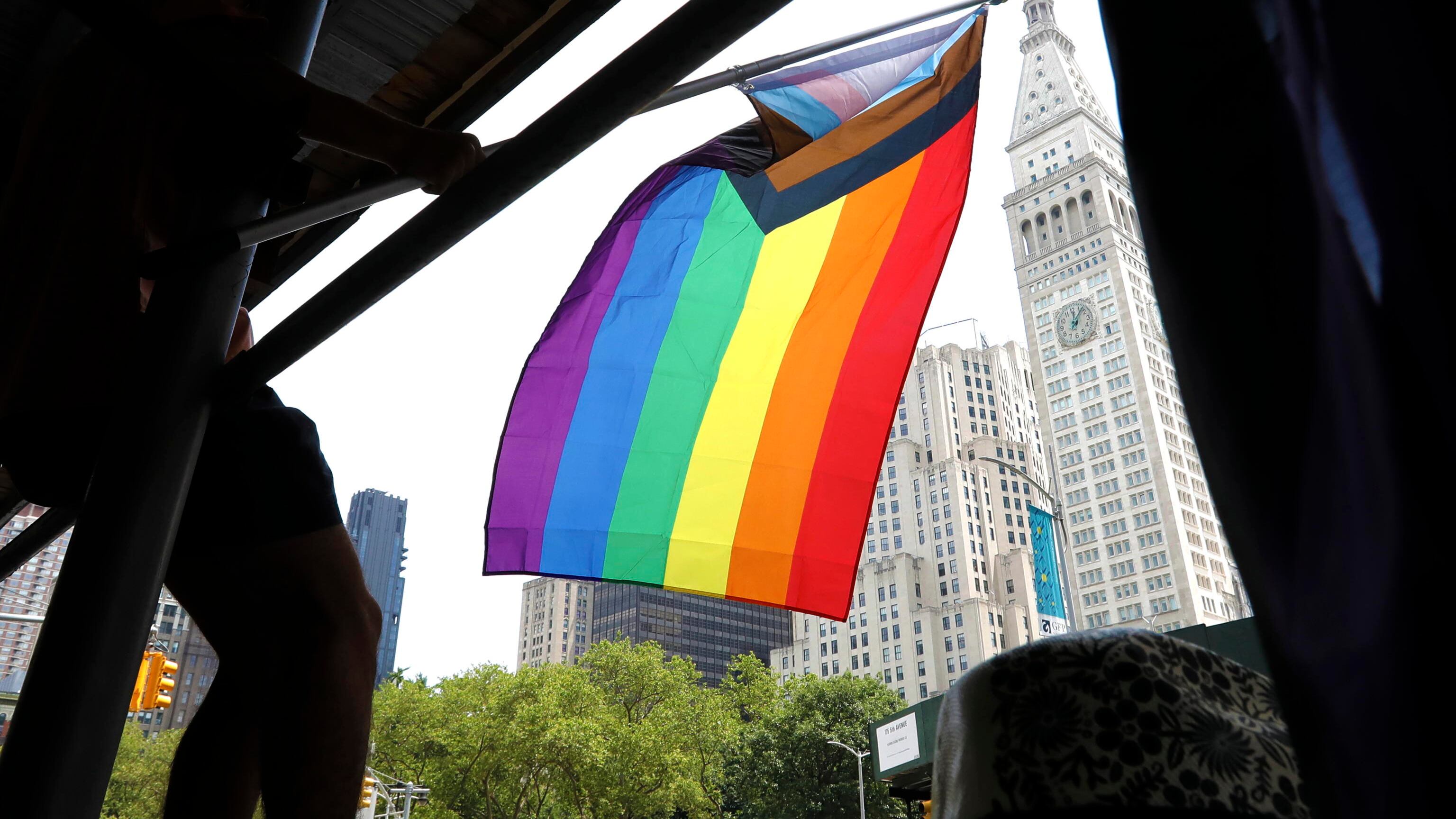 Il tic fascista della sinistra e il fango contro chi non partecipa al gay pride