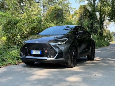 Toyota C-HR 2024: guarda la gallery del nuovo crossover full-hybrid 2