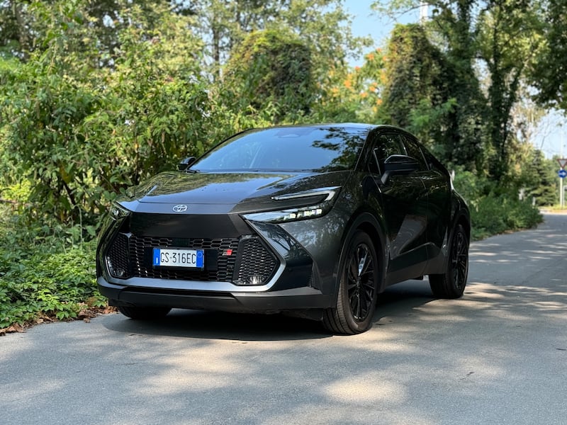 Toyota C-HR 2024: guarda la gallery del nuovo crossover full-hybrid 2