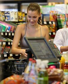 Bella Hadid fa la spesa e incanta un intero supermercato 5