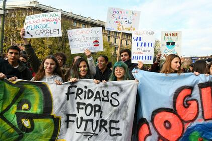 Milano, manifestazione globale per il clima. Il corteo attraversa la città 8