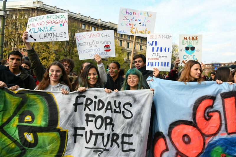Milano, manifestazione globale per il clima. Il corteo attraversa la città 8