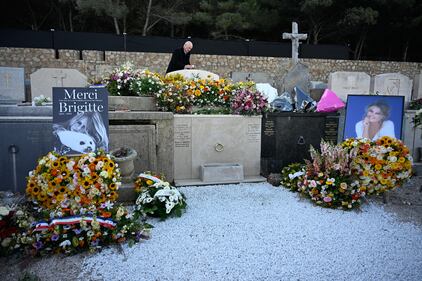 Brigitte Bardot e la bara in bambù 12